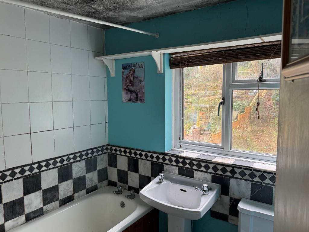 Lot: 64 - END-TERRACE COTTAGE FOR IMPROVEMENT - Bathroom